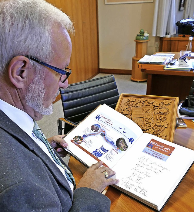 Brgermeister Ernst Schilling blttert im Goldenen Buch.   | Foto: Laura Winter