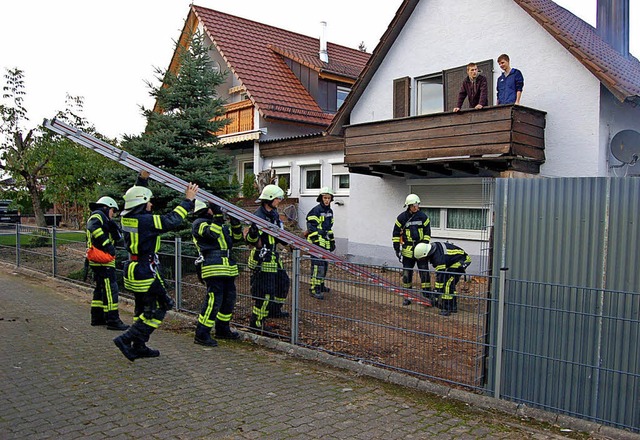 Wo brennt&#8217;s denn? Hier rcken di...wehrbung in der Von-Bayer-Strae an.   | Foto: Christian Ringwald