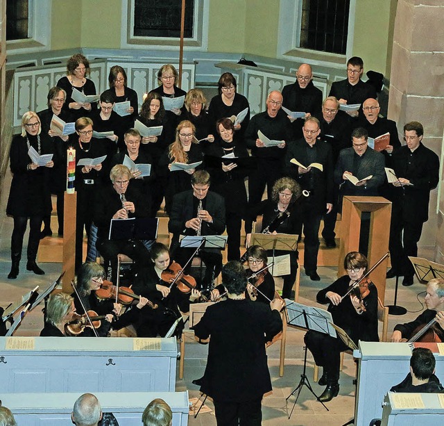 Chor Cantamus und Orchester fhren die...feste Burg&#8220; in Schmieheim  auf.   | Foto: Sandra Decoux-Kone