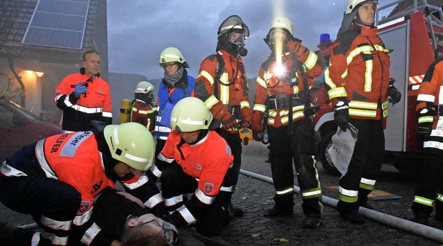 ben fr den Ernstfall: Die Malteser k...ten, die Feuerwehr lscht den Brand.    | Foto: Andrea Steinhart