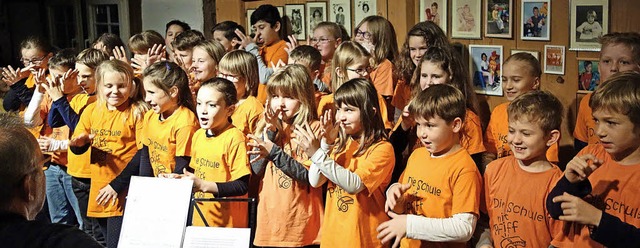 Der Chor der Grundschule Weizen berze...#8220; zur Erffnung der Ausstellung.   | Foto: Mahler