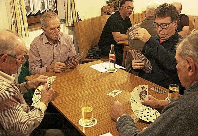 Konzentriert und doch gesellig ging es...im Eichstetter Schtzenhaus zur Sache.  | Foto: horst david