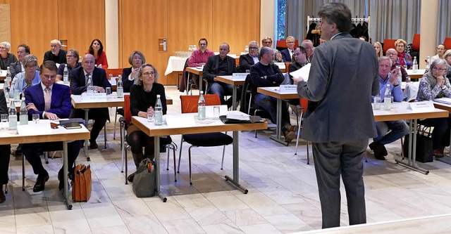 Landrat Martin Kistler erffnete  die ...ne Mitte die Referentin Heidrun Sturm.  | Foto: Theresa Steudel