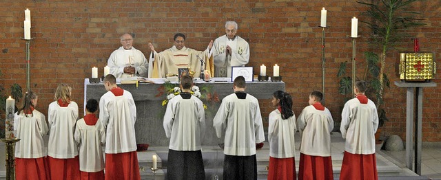 Pater Daison Thaikkattil (Mitte) zeleb...ks)  und mit Pfarrer Gerhard Pfleger.   | Foto: OUNAS-KRUSEL