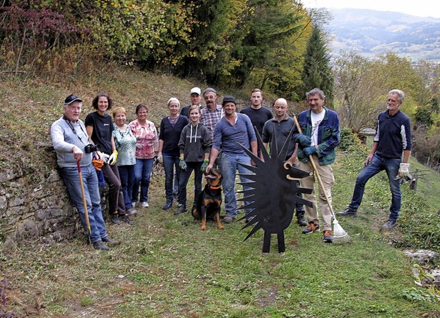 Anfang November reinigten insgesamt 16...GLE), groe Anteile der Trockenmauern.  | Foto: Jutta Schtz