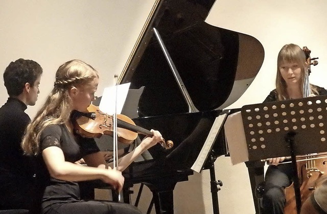 Ein virtuoses Trio: Amelie Gehweiler (...n (Klavier) begeisterten  in Staufen.   | Foto: Bianca Flier