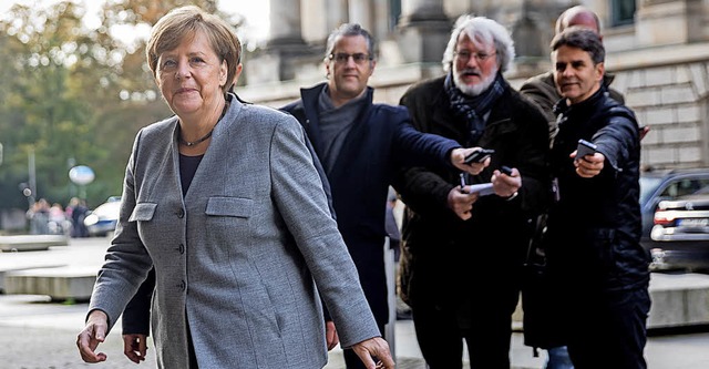 Kanzlerin Merkel wird hufig von Journ...e Wenige zum Hintergrundgesprch ein.   | Foto: dpa