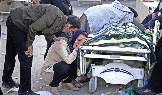 Menschen trauern in Sarpol-e Zahab um ihre Angehrigen.   | Foto: DPA