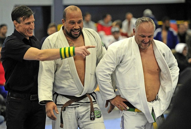 Kampfrichter Michael Haselein zeigt an...n Gegner reagieren auffallend heiter.   | Foto:  Bro Schaller