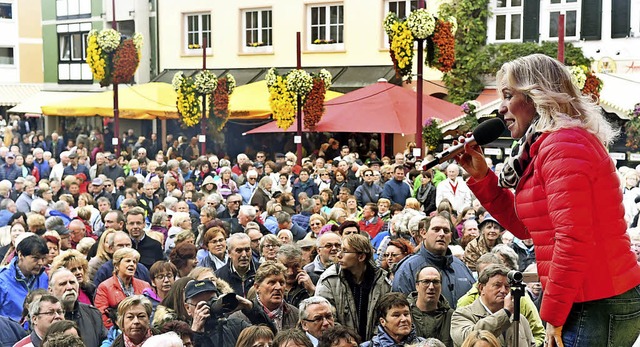 Liane zog am Chrysanthema-Erffnungswo...nde viele Besucher auf den Marktplatz.  | Foto: WOLFGANG KNSTLE