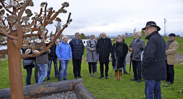 Augenschein vor Ort: Mitglieder der In...stungsschau gestiftete Tafelberg-Baum.  | Foto: Gerhard Walser