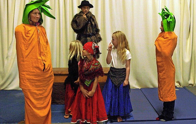 Die Theatergruppe fhrte im Pfarrsaal ... Das nchste Stck ist bereits fertig.  | Foto: Verein