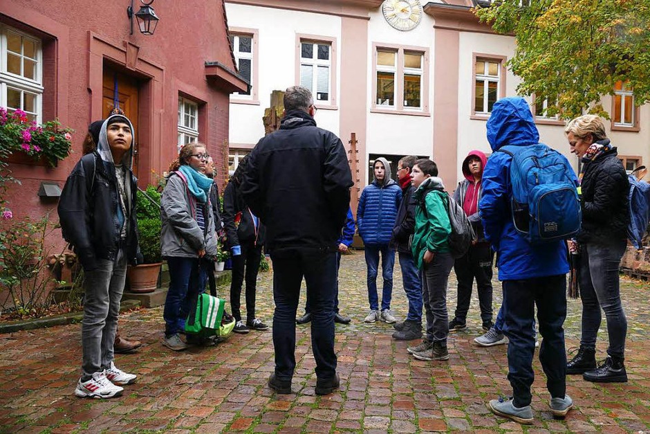 Im Hof der Münsterbauhütte: Die Schüler der Klasse 8 der Kirchzartener Zarduna-Schule trefffen sich mit Chef-Steinmetz Uwe Zäh. (Foto: BZ)
