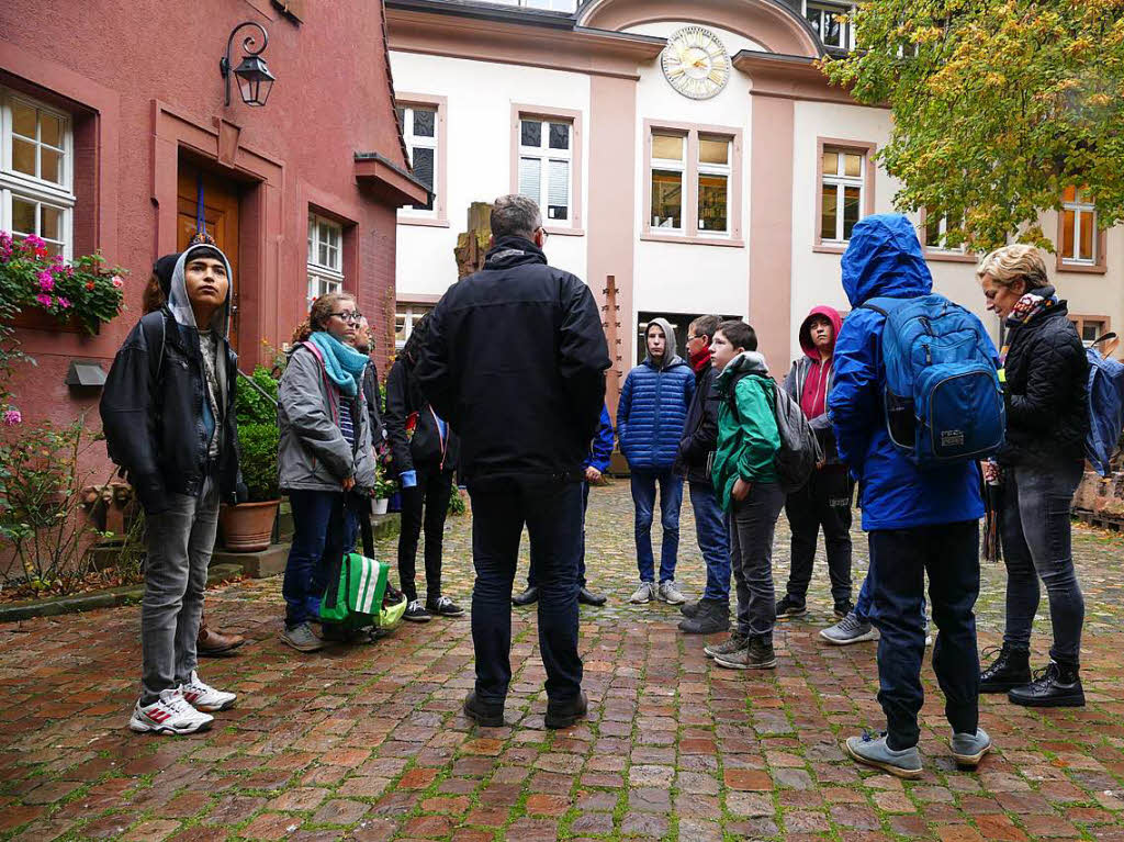 Im Hof der Mnsterbauhtte: Die Schler der Klasse 8 der Kirchzartener Zarduna-Schule trefffen sich mit Chef-Steinmetz Uwe Zh. 