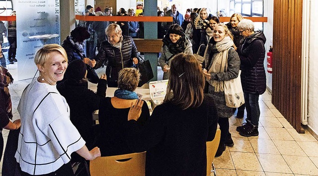 Die Frauen standen schon Stunden vor d...nuten waren alle 240 Karten verkauft.   | Foto: Gabriele Zahn