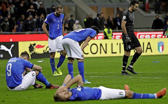 Die italienischen Spieler nach dem Ausscheiden  gegen Schweden   | Foto: dpa