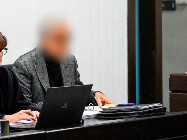 Der Angeklagte sitzt whrend dem Proze...werk vor dem Landgericht in Stuttgart.  | Foto: dpa
