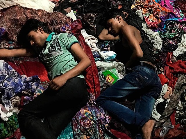 Sie schlafen an ihrem Arbeitsplatz: Junge Textilarbeiter in Indien  | Foto: Pallas Film
