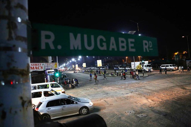 Das Militr hat nach eigenen Angaben z...ie Kontrolle ber Simbabwe bernommen.  | Foto: dpa