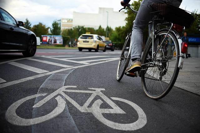 Radfahrerin und Pkw-Fahrerin streiten ber Radwegnutzung in Emmendingen