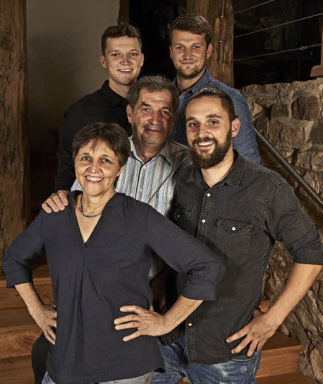 Familie Waltraud und Hanspeter Wei mi...s) und Michael ldt am Wochenende ein.  | Foto: Rosenhof und Weingut Wei