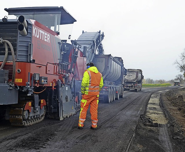 Sasbach. Am Mittwochmorgen wurde damit begonnen die Asphaltdecke abzufrsen.  | Foto: Roland Vitt