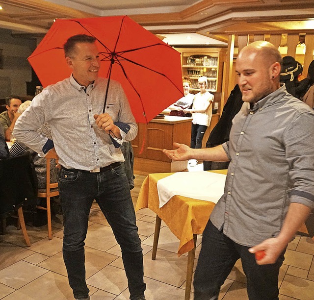 Narrenrat Thomas Walter (links) hat sc...jokelregenschirm als bergangslsung.   | Foto: Helmut Hringer