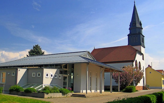 Evangelisches Gemeindehaus und Kirche ...ebestand um 30 Prozent zu reduzieren.   | Foto: Archivfoto: Hans-Peter Ziesmer