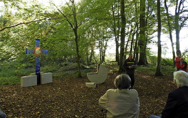 Im Lichtspiel der Natur zeigt sich der Andachtsplatz im Bestattungswald.   | Foto: Vivien Bchele