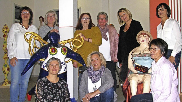 Die Schpferinnen der Nanaskulpturen (...rt, Sandra Schrder und Doris Krenkel   | Foto: Gemeinde