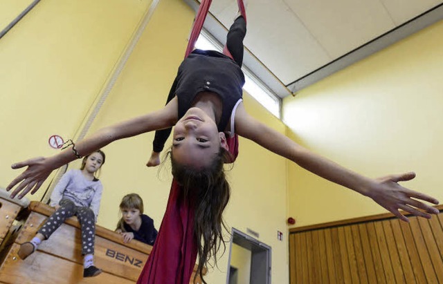 Hoch oben in der Luft: Rahel (10) hng...einem Bein am Tuch und schwebt herum.   | Foto: Ingo Schneider