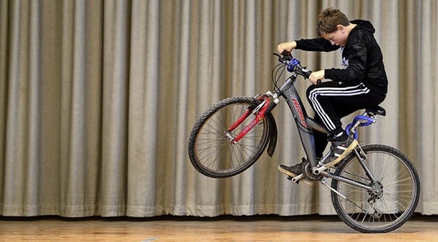 Leandro (10) und sein Mountainbike gehren zusammen.  | Foto: Ingo Schneider