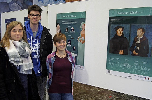 Anna Heering (von links), Tobias Donin...Ausstellung. Sie finden sie spannend.   | Foto: Carola Bruhier