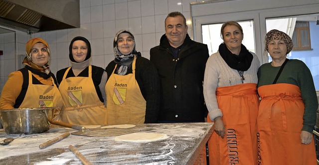 Vorstand Ali Yildirim mit Frauenvorsta...n-Bckerinnen in der Kche der Moschee  | Foto: Karin Reimold