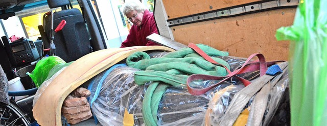 Ulrich Wolff guckt in den Transporter,...gur an den Senser Platz gefahren hat.   | Foto: Barbara Ruda