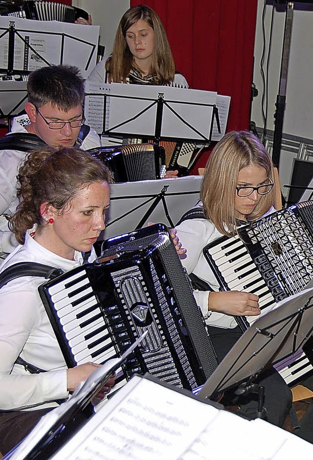 Das Akkordeonorchester Sthlingen um D...n Marlene Adam ldt zum Jahreskonzert.  | Foto: Jutta Binner-Schwarz