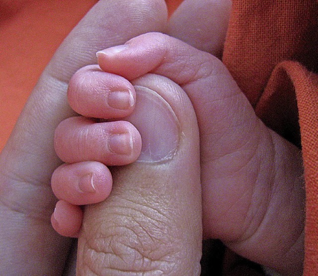 So winzig ist die Hand eines Frhchens.   | Foto: Krankenhaus