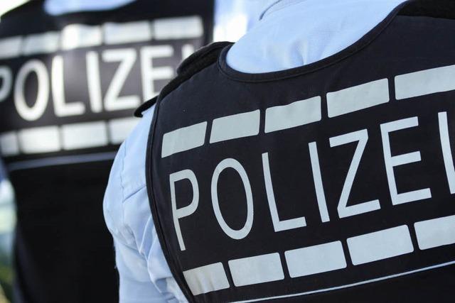 Polizist strzt bei Verfolgung, weil Passant ihm ein Bein stellt