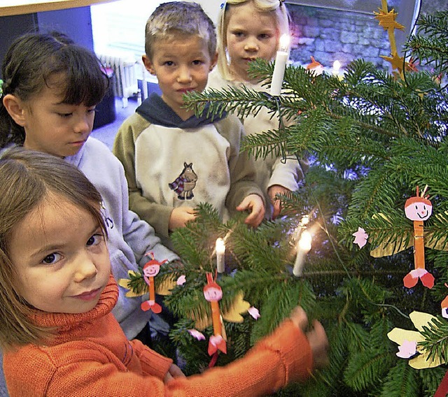 Kindergartenkinder schmcken vier Bume, die versteigert werden.   | Foto: Symbolbild: Bury