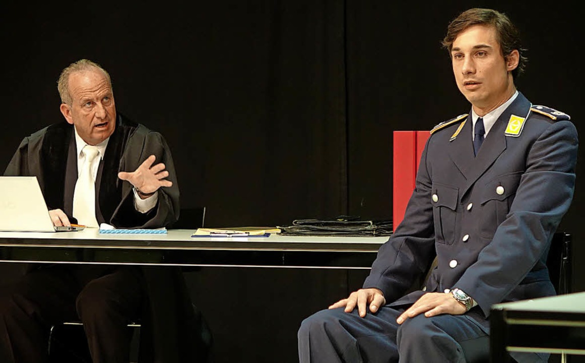 Falk Dhler als angeklagter Kampfjet-P...dem Theaterstck &#8222;Terror&#8220;   | Foto: Roswitha Frey