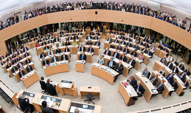 Abgeordnete versammeln sich im Stuttgarter Landtag.   | Foto: DPA