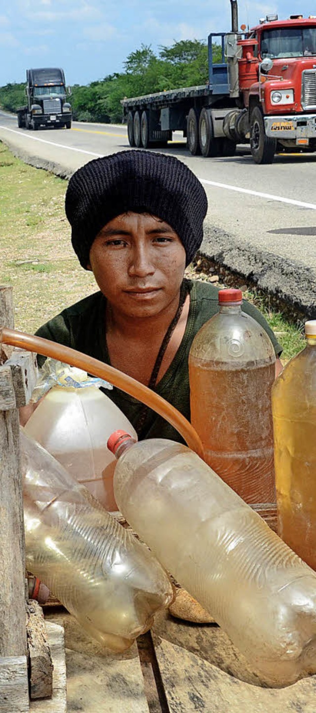 In Flaschen und kleinen Kanistern wird Benzin aus Venezuela herausgeschmuggelt.  | Foto: DPA