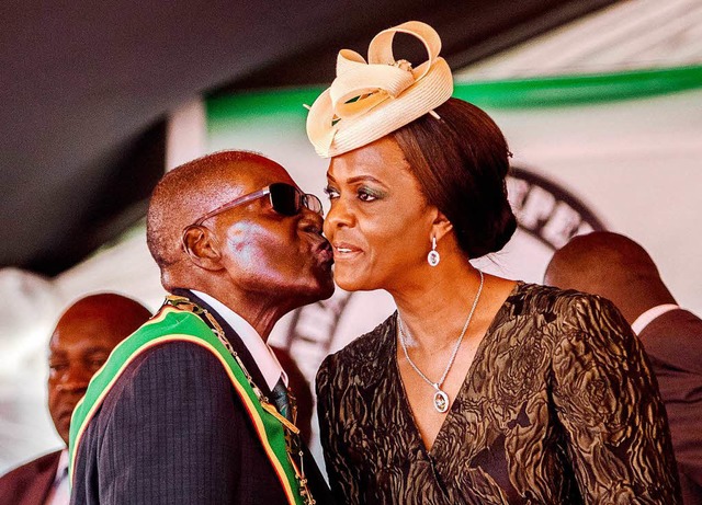 Robert Mugabe ksst seine Ehefrau Grace.   | Foto: AFP