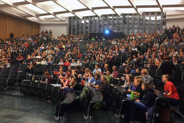 Symbolbild: Etwa 1000 Zuhrerinnen und...on Julian am Mittwochabend im Audimax.  | Foto: Daniel Laufer