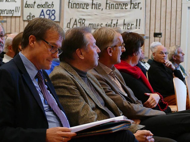 Viele Brger und Politiker  kamen in die Turnhalle nach Schwrstadt  | Foto: Verena Pichler