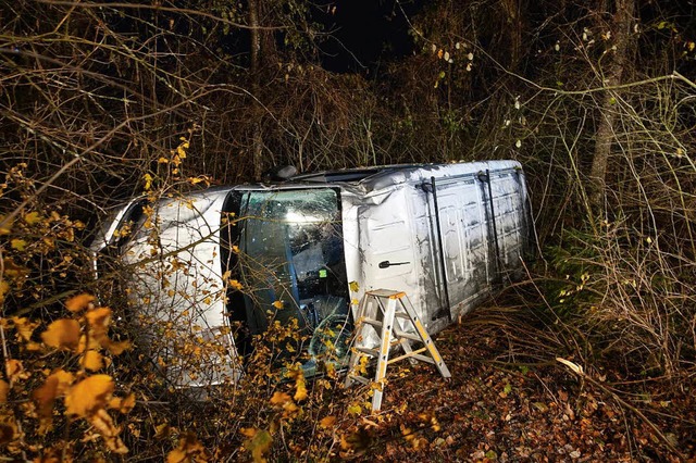 Unfall auf der Kreisstrae zwischen Bo...ferwagen rutschte den Abhang hinunter.  | Foto: Feuerwehr Bonndorf