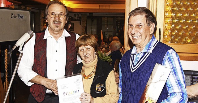 Gsteehrung in Biederbach (von links):...rr, Silvia Furger und Franz Truttmann   | Foto: Roland Gutjahr