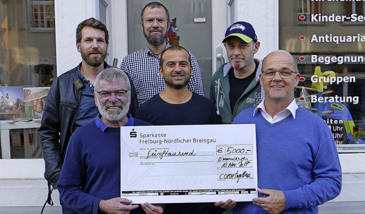 Einen Scheck ber 5000 Euro bergaben ...hen Werk fr die BZ-Weihnachtsaktion.   | Foto: Laura Winter