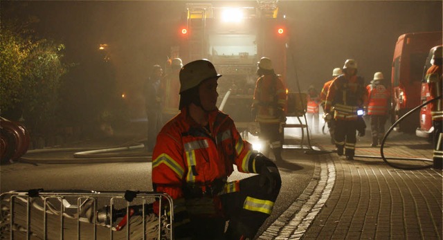 Alarmbung im Novembernebel: die Bahli...Feuerwehr am Mittwochabend  in Aktion   | Foto: Christiane Franz