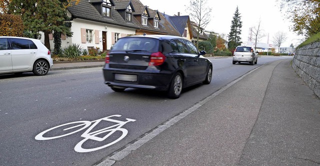 Neue Piktogramme auf dem Asphalt weise... fr den sichereren Ort fr Radfahrer.  | Foto: Victoria Langelott